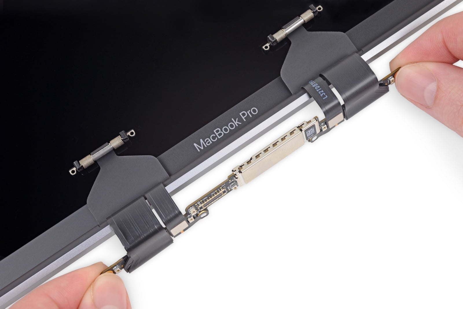 Шлейф экрана актуальных поколений MacBook стал причиной flexgate