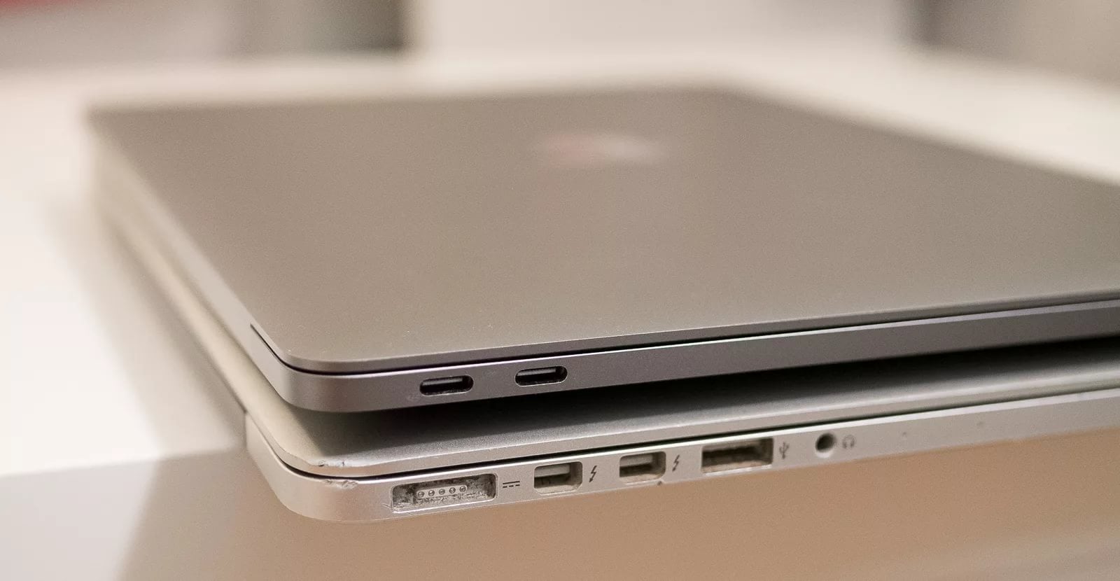 Стоило ли Apple избавляться от магнитной зарядки MagSafe