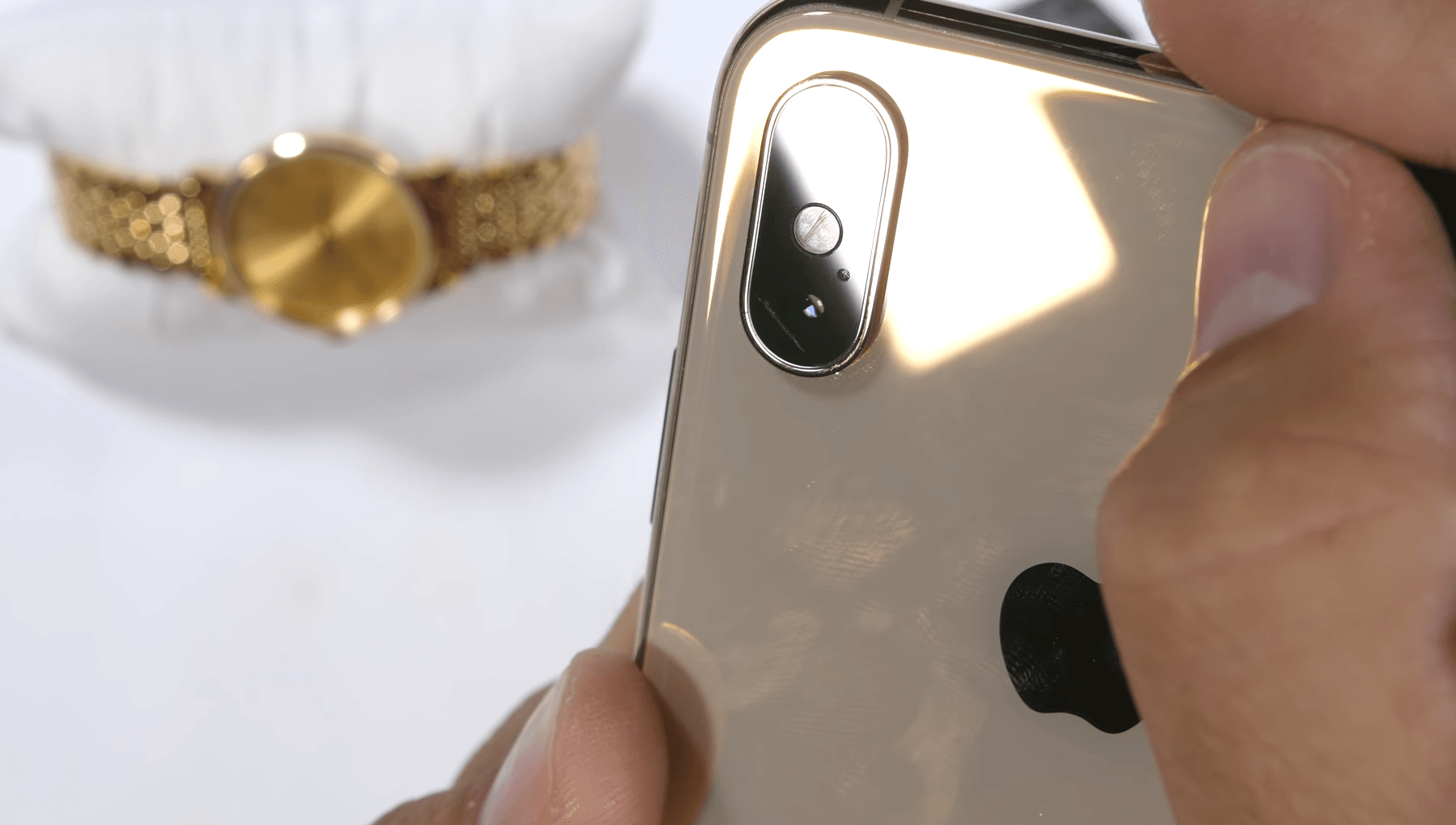 Камеры iPhone XS и XS Max трескаются так же, как и год назад