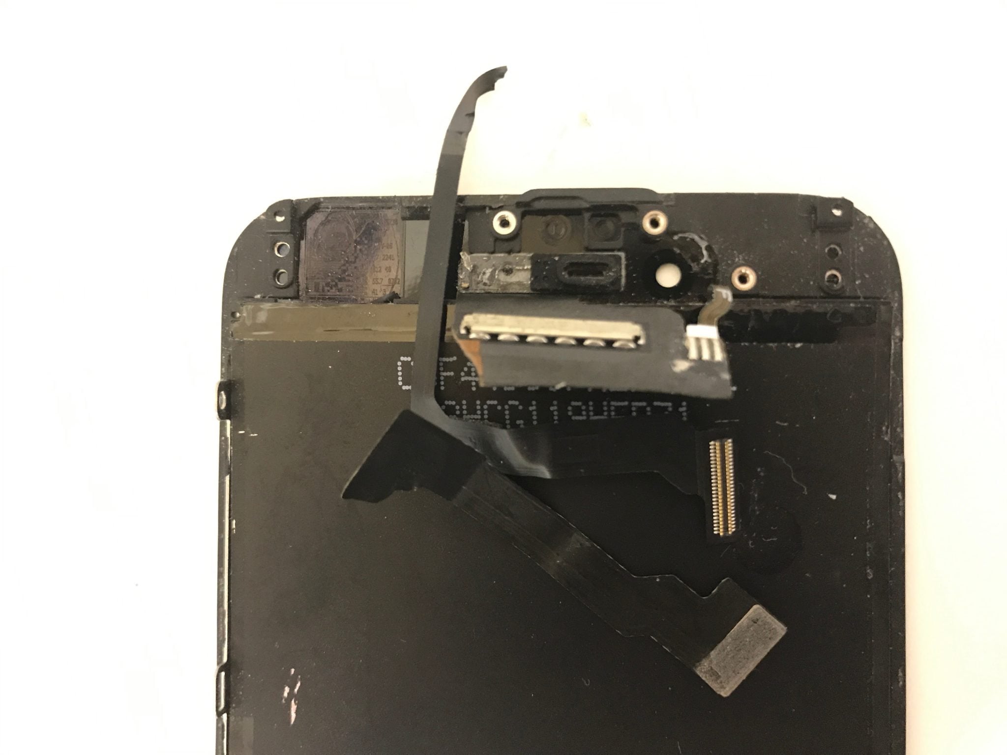 Разборка iPhone с помощью присоски — оторванные шлейфы и сломанные разъемы