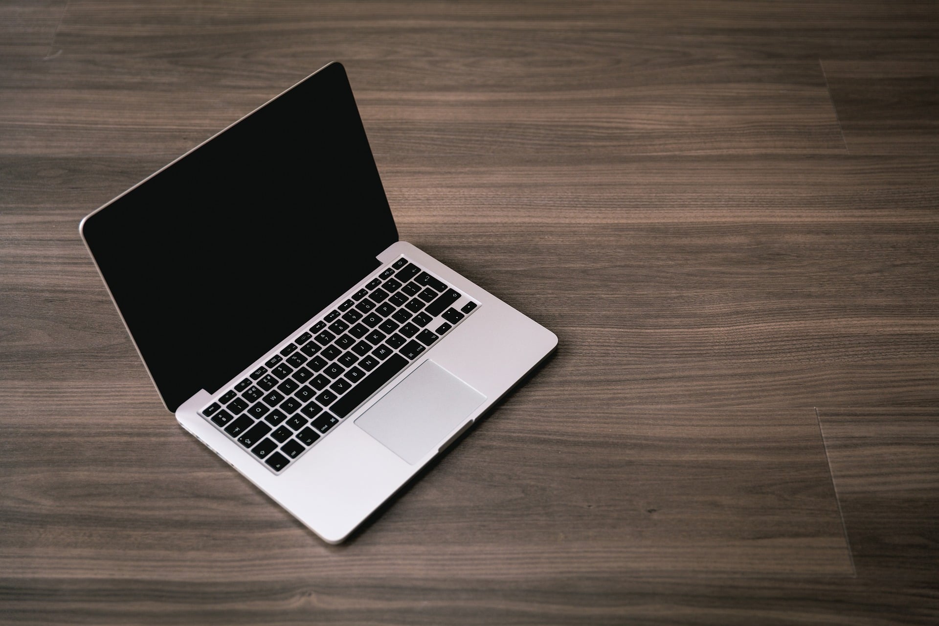 MacBook не реагирует на кабель питания и нажатие кнопки включения, как с этим бороться