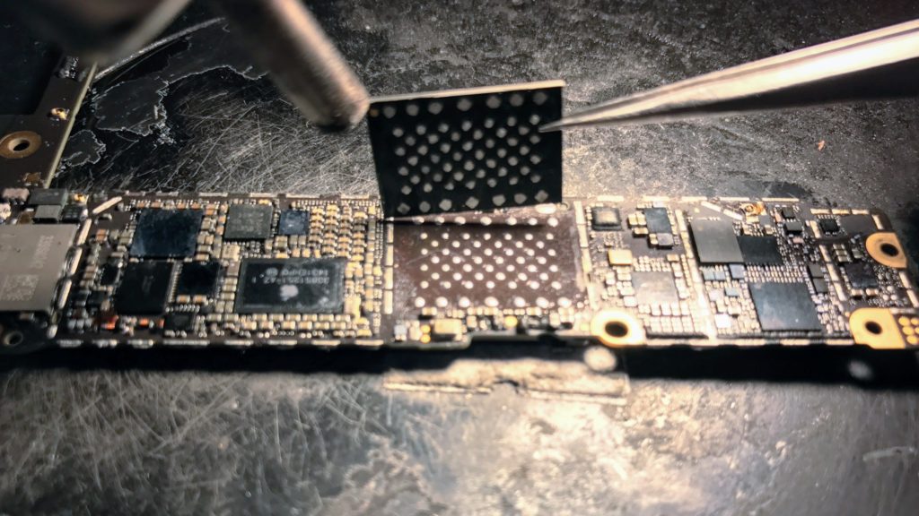 Пайка iPhone под микроскопом не возможна при ремонте на выезде Пайка iPhone под микроскопом не возможна при ремонте на выезде