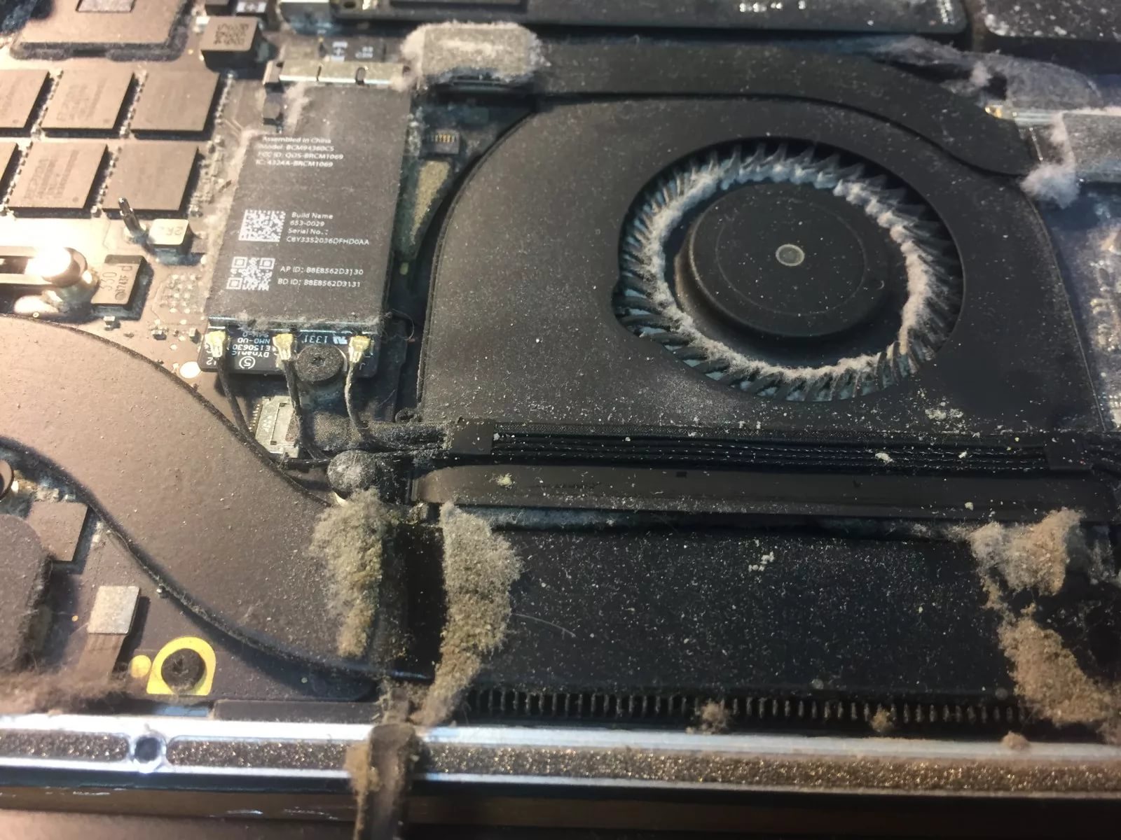Под стекло MacBook и iMac попадает пыль, покупатели крайне недовольны - фото 102 Под стекло MacBook и iMac попадает пыль, покупатели крайне недовольны - фото 102 | Сервисный центр Total Apple