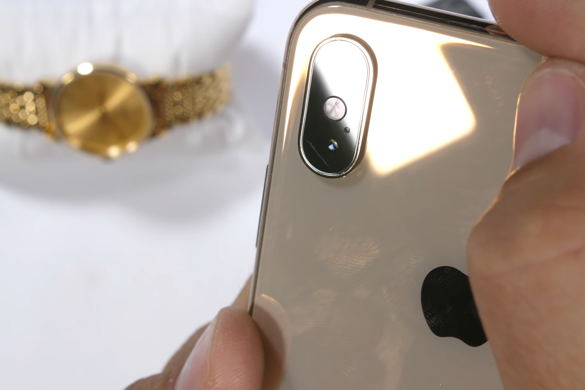 15 про макс царапается. Стекло камеры айфон XS Max. Царапанный айфон. Стекло на камеру айфон хр. Царапается ли стекло камеры айфонов.